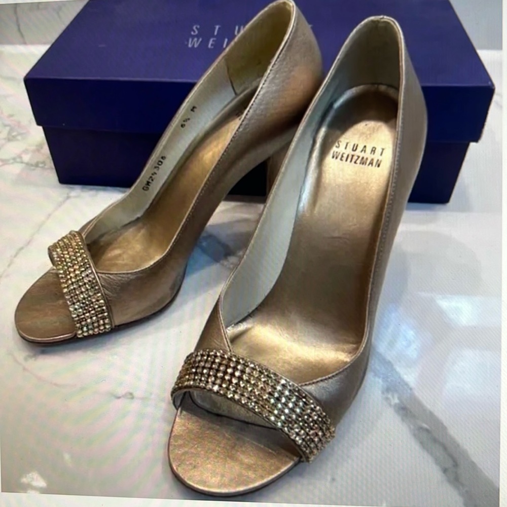 Like new Stuart Weitzman Abagail gold leather peep toe heels with rhinestones 7